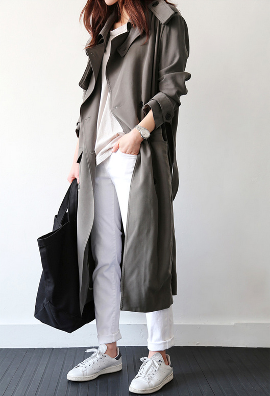 Il est temps de r�chauffer nos total looks blancs estivaux d'un long trench taupe !
