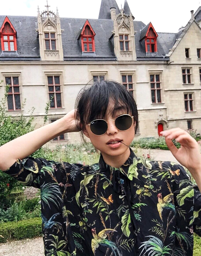 Hors de question d'aborder l'automne sans une chemise � imprim� tropical d�clin� sur fond noir !