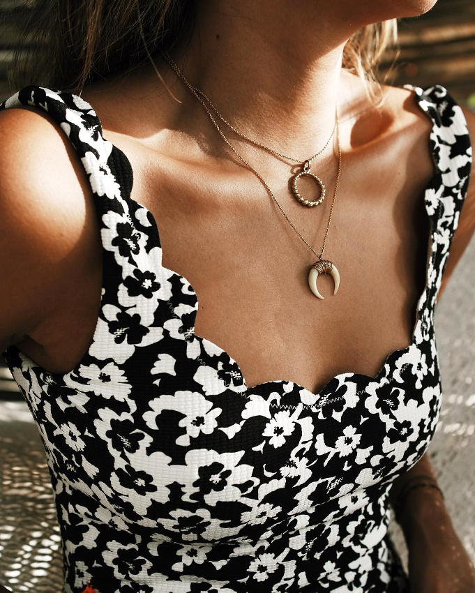 Maillot de bain une pi�ce + imprim� noir et blanc + bords festonn�s = le bon mix