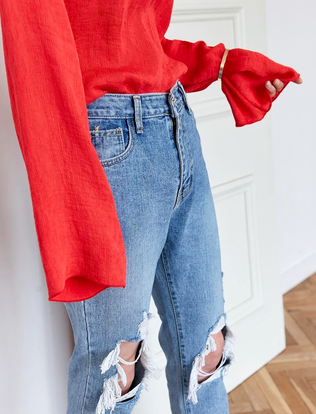 Enfiler un bracelet sur une manche de pull trop longue : le gimmick du moment !