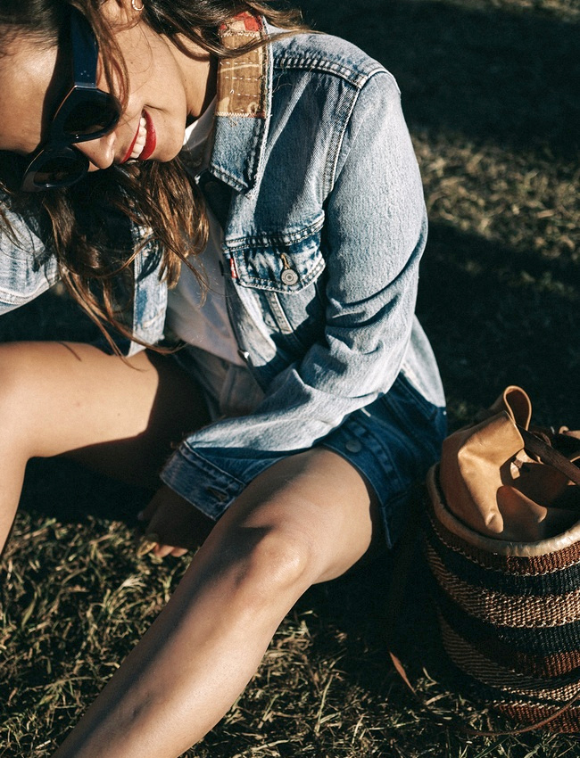 Veste en jean + trait de rouge � l�vres = le bon mix