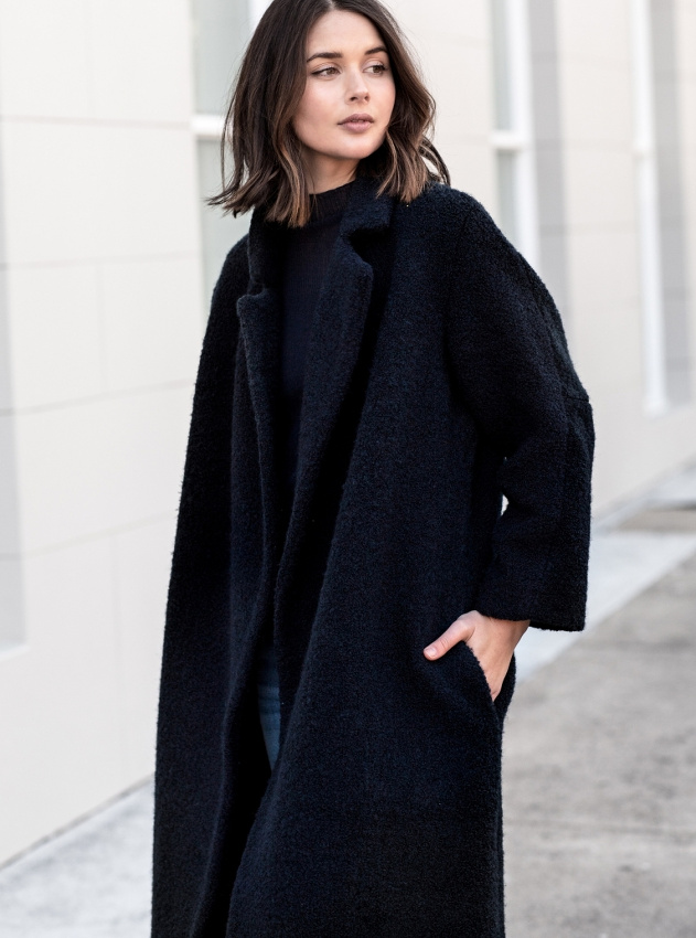 Rien de tel qu'un manteau aux allures d'ours en peluche bleu marine pour se mettre de bonne humeur