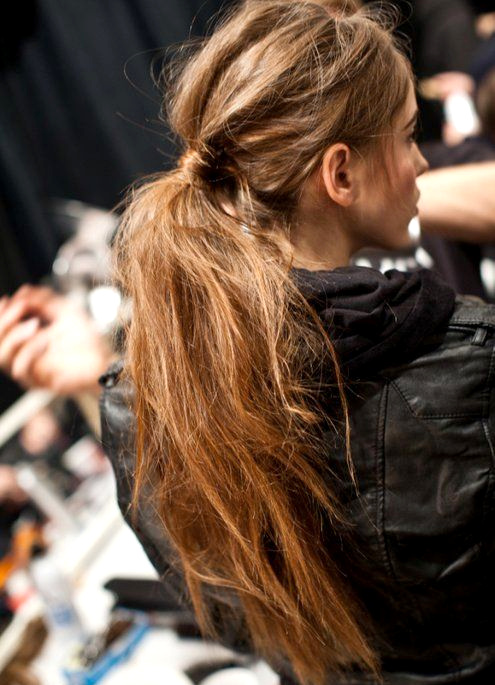 Sur cheveux longs et froiss�s, la queue de cheval se r�v�le des plus s�duisantes