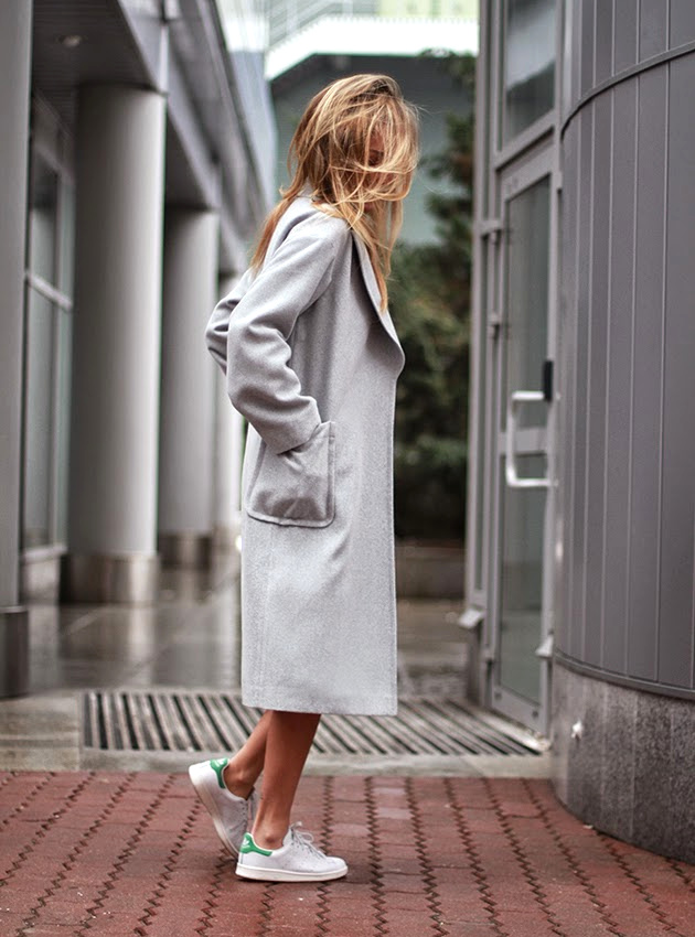 Pardessus gris l�ger + baskets blanches = le bon mix