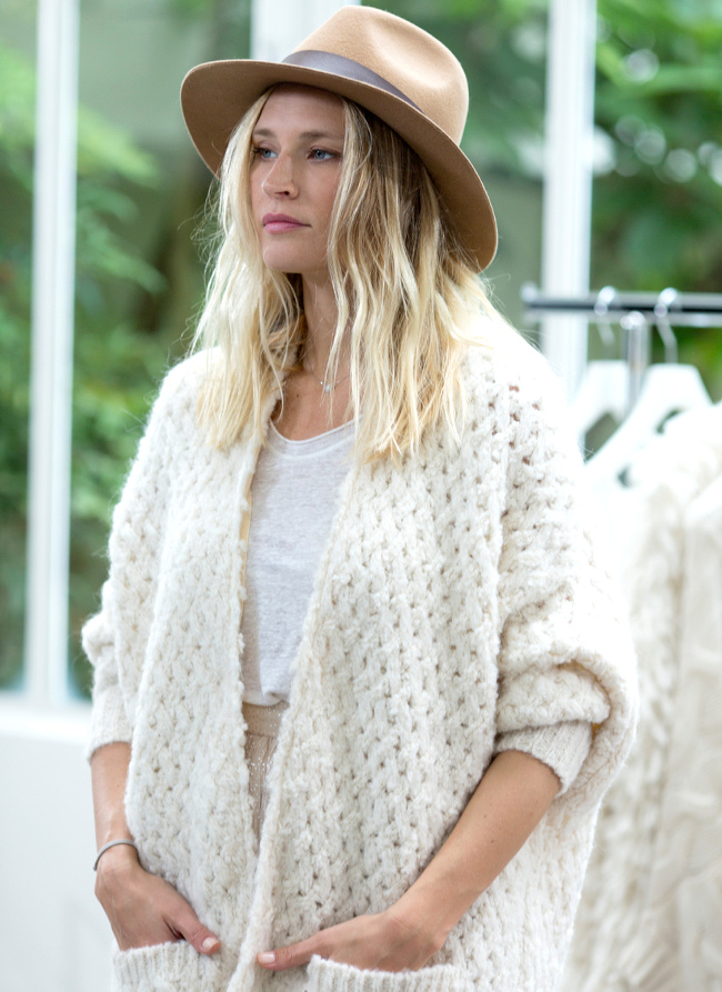 Cet automne, on pense � r�chauffer nos tee-shirts au contact d'un gilet en grosse maille cosy