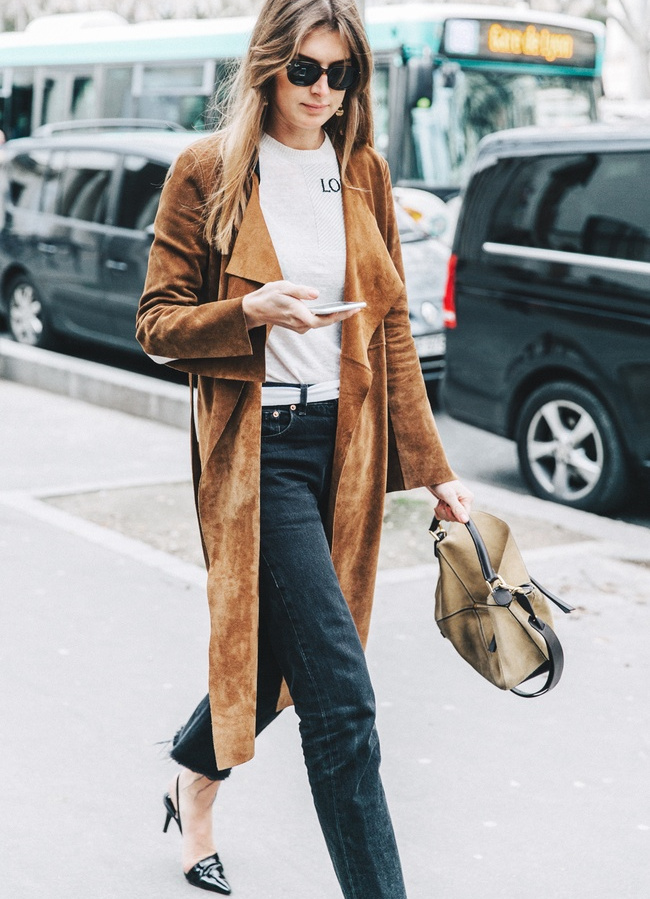 Le trench en daim fauve, le compagnon id�al du duo jean mom noir/escarpins vernis noirs