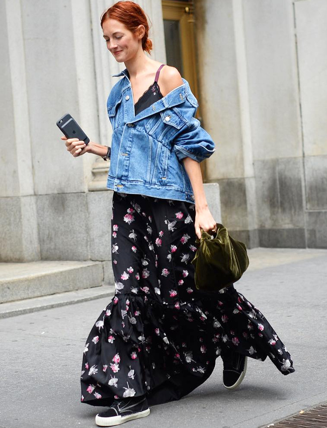 Manches retrouss�es + col bascul� vers l'arri�re : le nouveau dress code du blouson en jean