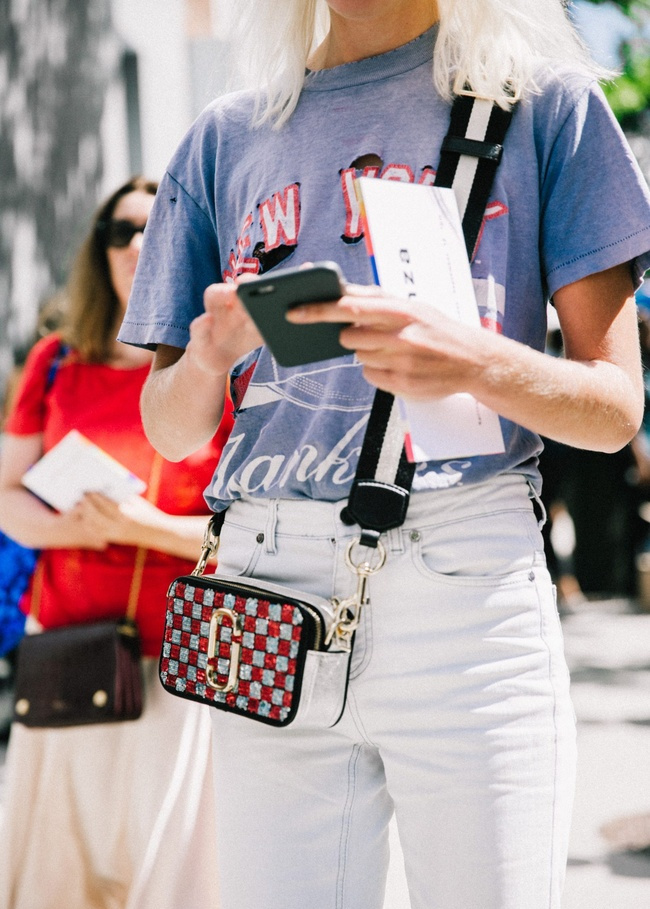 Rien de tel qu'un tee-shirt vintage pour accompagner un jean flare taille haute !