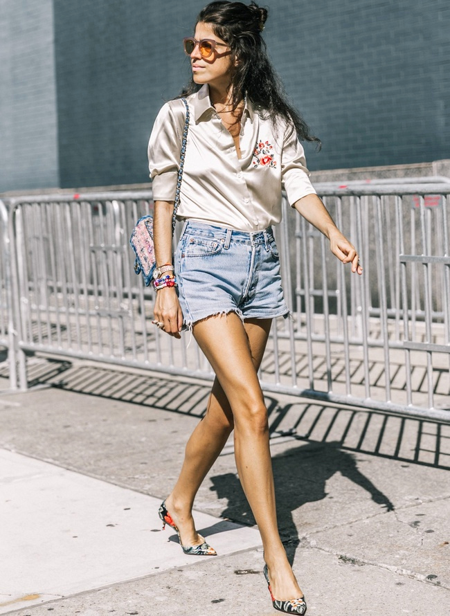 Chemise en satin + short en jean destroy = le bon mix