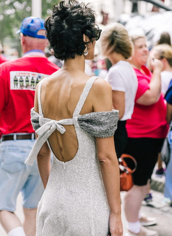 Cheveux courts + robe glamour = le bon mix