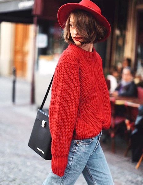 L'enjeu de cet automne ? R�ussir � d�nicher un pull-over au rouge parfait.
