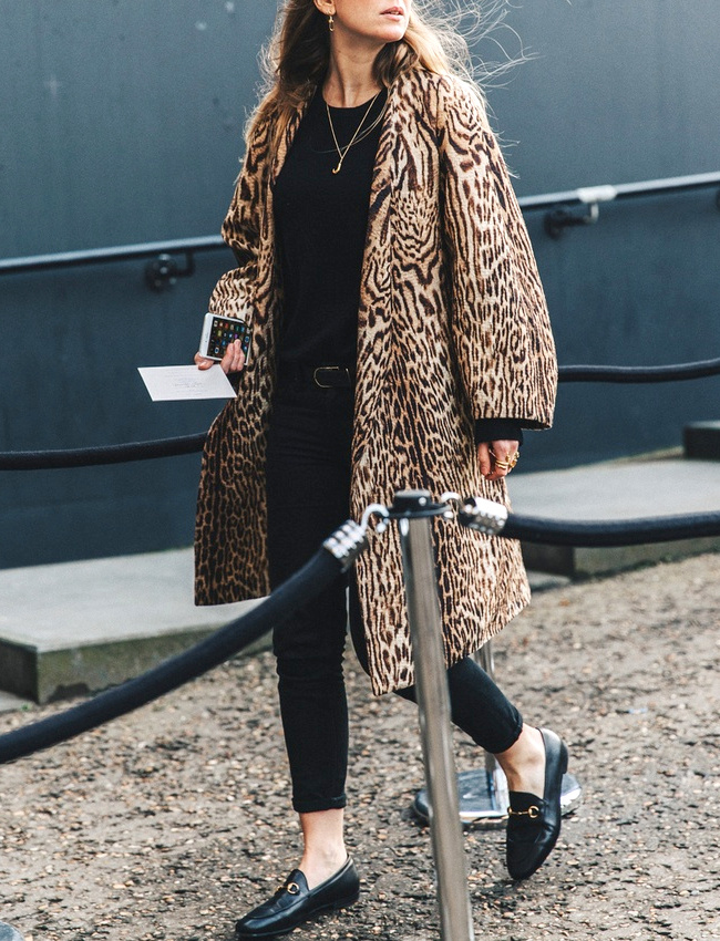 Total look noir + ample manteau l�opard = le bon mix