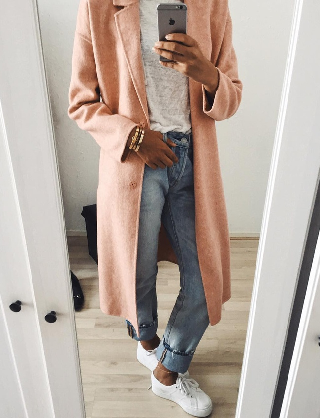 Rien de tel qu'un pardessus rose p�le pour r�chauffer un jean bleu d�lav�