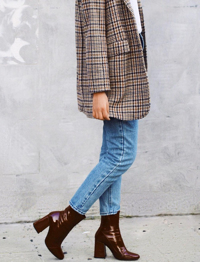 Blazer � carreaux dans les tons bleu/camel/rouille + bottines vernies bordeaux = le bon mix