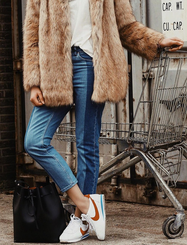Cet automne, on n'h�site pas � marier fausse fourrure et baskets esprit vintage