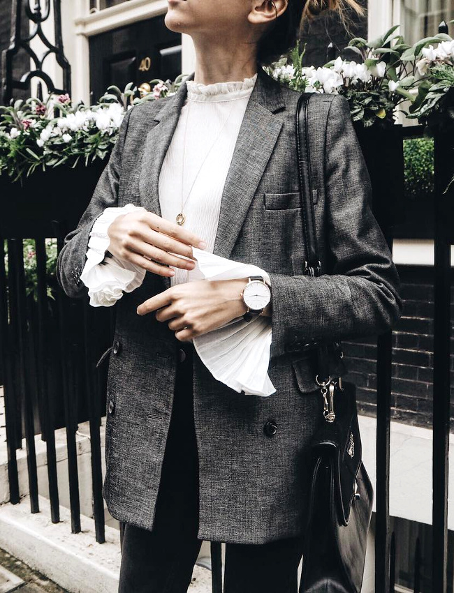 Oui au t�lescopage entre blazer masculin et blouse d'inspiration victorienne !