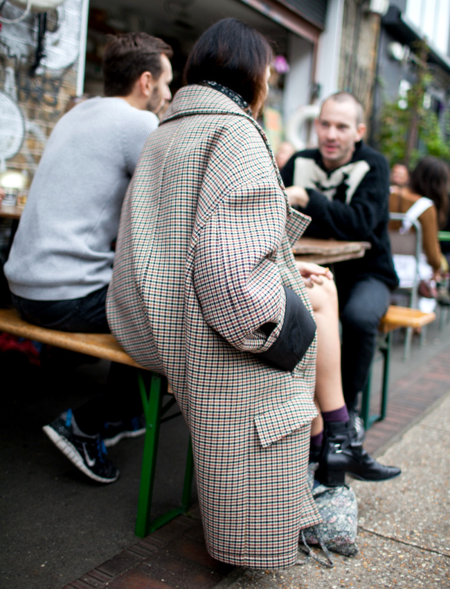 Entre amplitude et petits carreaux, ce manteau a tout bon !