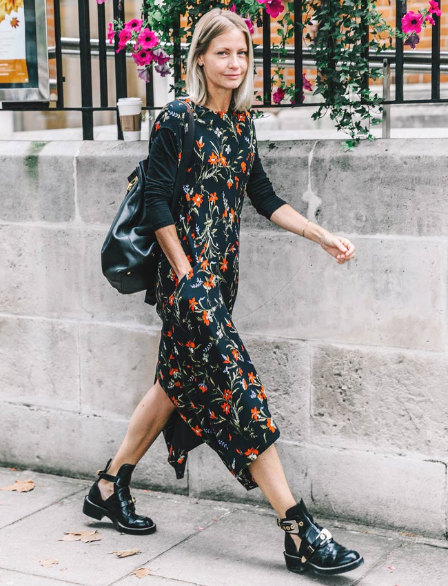 Boots massives noires + robe � fleurs = le bon mix
