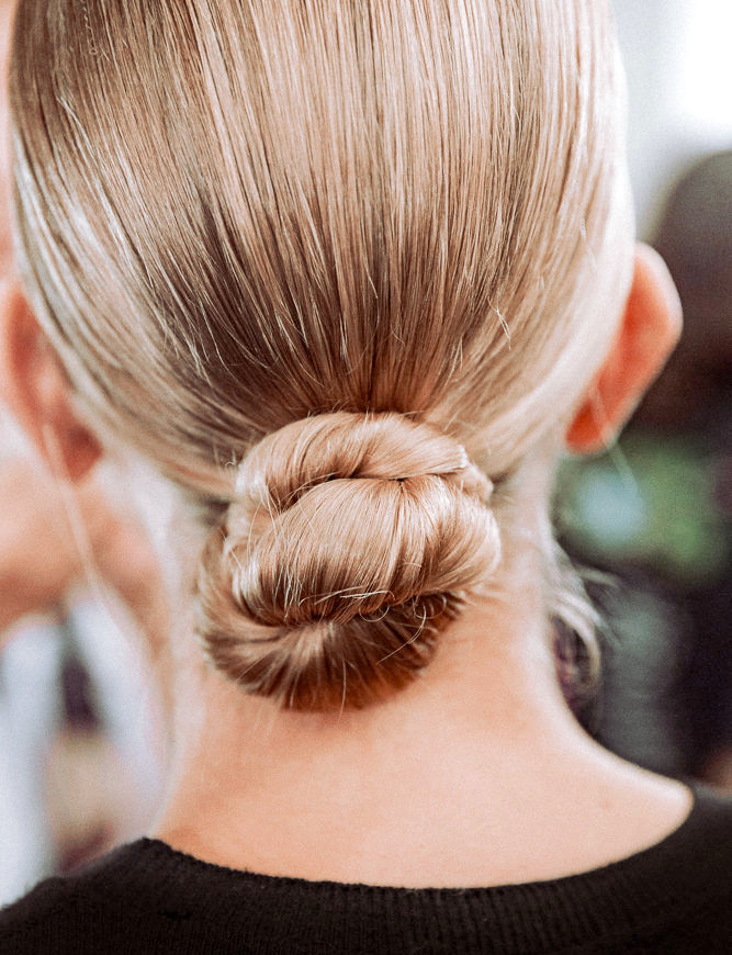 Difficile de faire plus chic qu'un chignon bas sur cheveux tir�s...