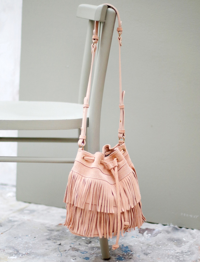 Le rose sied bien au sac � franges !