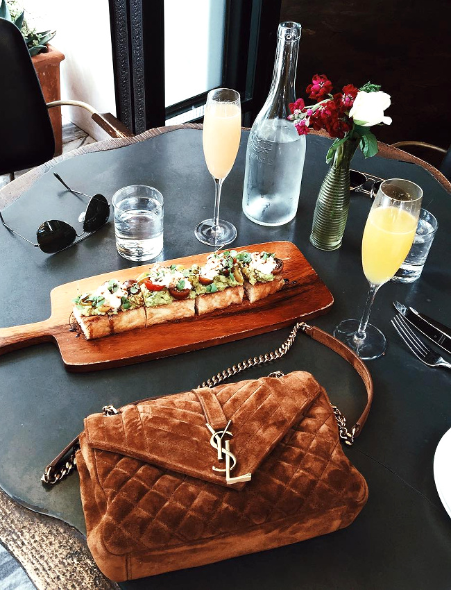 Entre daim chocolat et matelassage, ce sac YSL a tout bon !