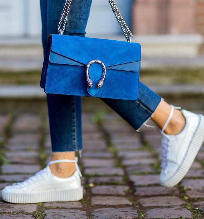 Baskets blanches � plateaux + sac bleu roi = le bon mix