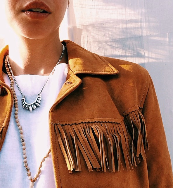 Blouson en daim fauve + top blanc = le bon look