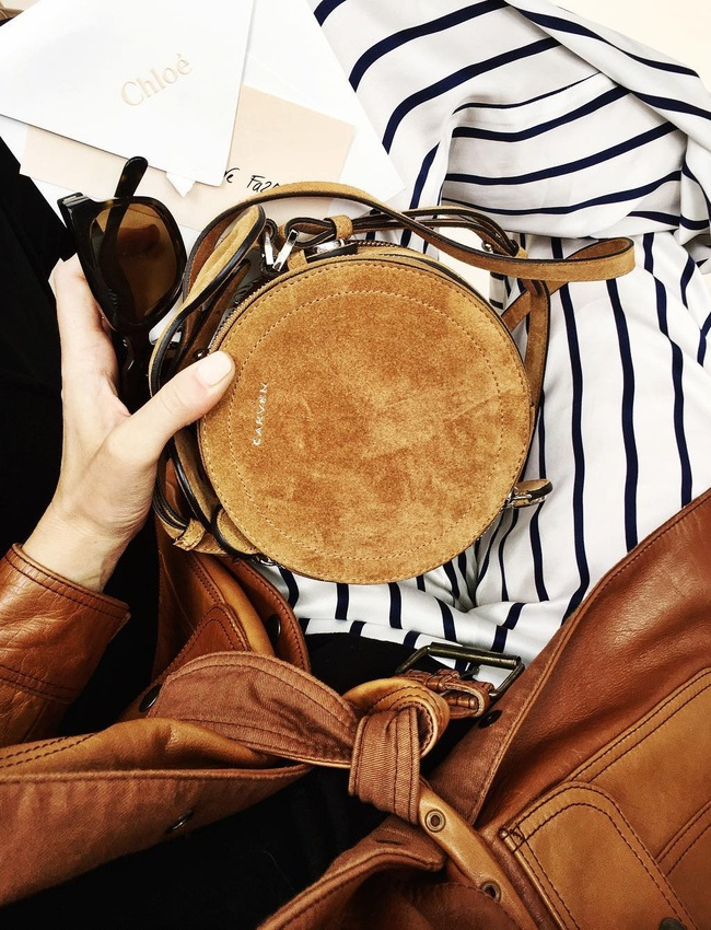 Avec sa forme ronde et son daim fauve, ce petit sac Carven a tout bon !