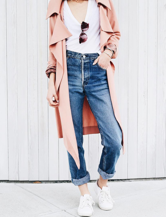 Jean droit taille haute roulott� sur la cheville + trench p�che rose  = le bon mix