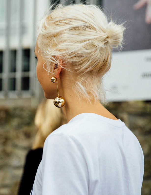 Rien de tel qu'une audacieuse paire de boucles d'oreilles pour booster le duo petit chignon/tee-shirt blanc !