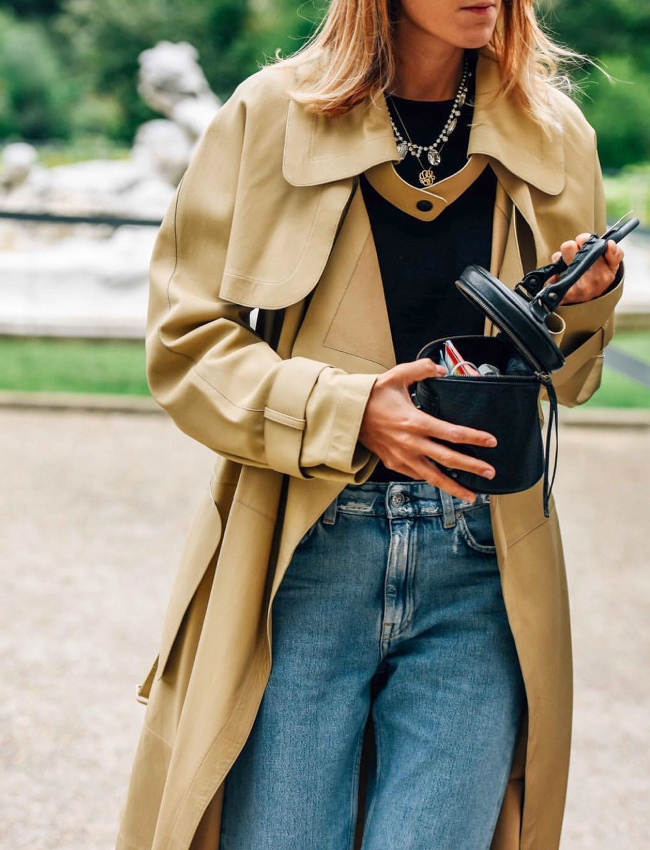 Trench + jean mom + tee-shirt noir + sac � main noir + collier faussement pr�cieux = le bon mix