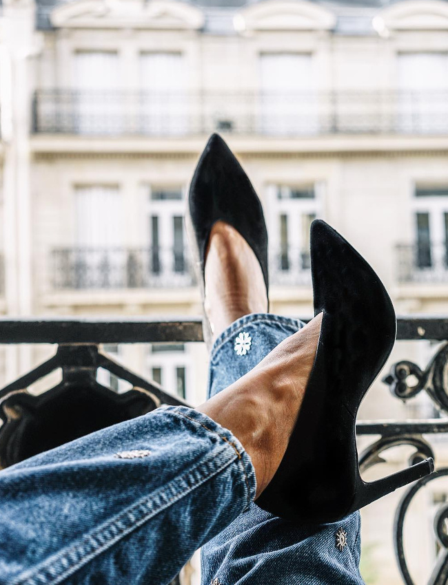 Les escarpins noirs du moment affichent un d�collet� plus que chaste