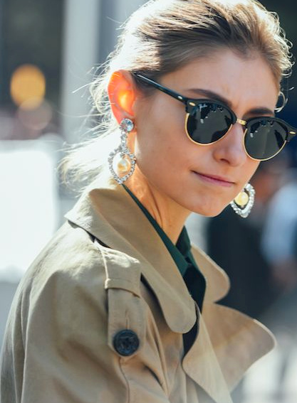 Rien de tel qu'une paire de boucles d'oreilles pr�cieuse pour booster le duo trench/Clubmaster