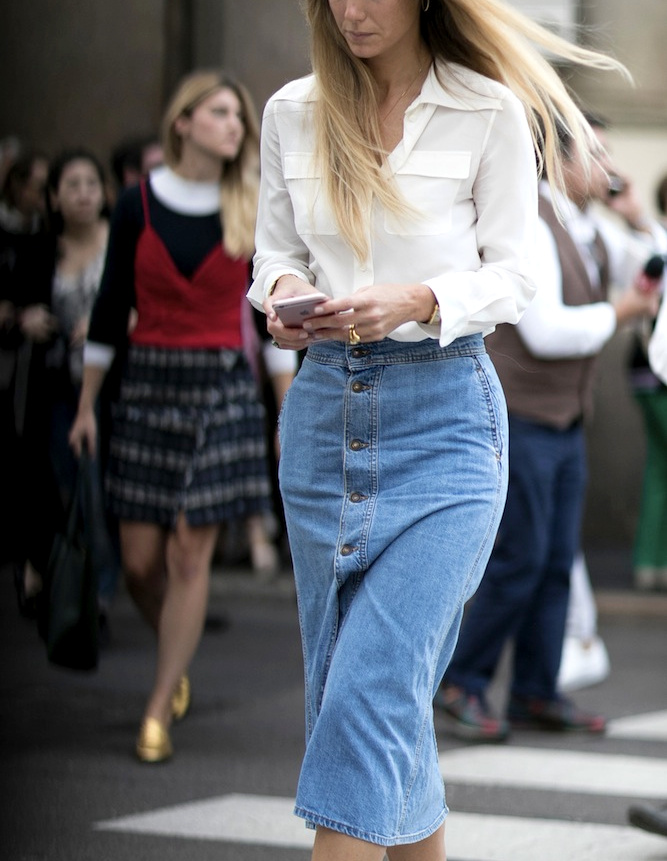 Le denim sied bien � la jupe midi boutonn�e sur le devant
