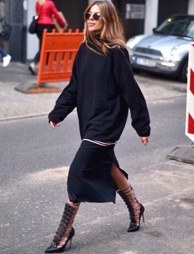 Pull oversize + jupe midi fendue + escarpins ultra sexy = le bon mix