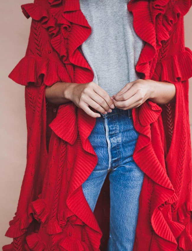 Rien de tel que le duo jean/tee-shirt pour assagir la cape en tricot volant� Gucci !