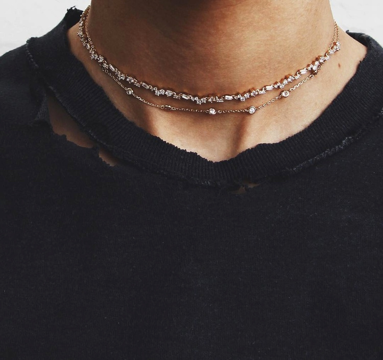 Tee-shirt destroyed + fin et d�licat ras du cou = le bon mix