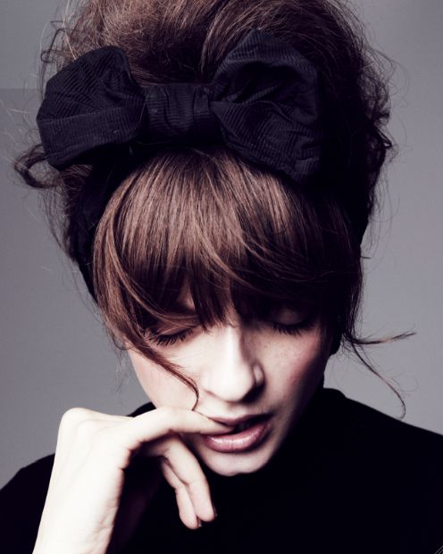 Rien de tel qu'une coiffure girly chic pour booster un look classique !