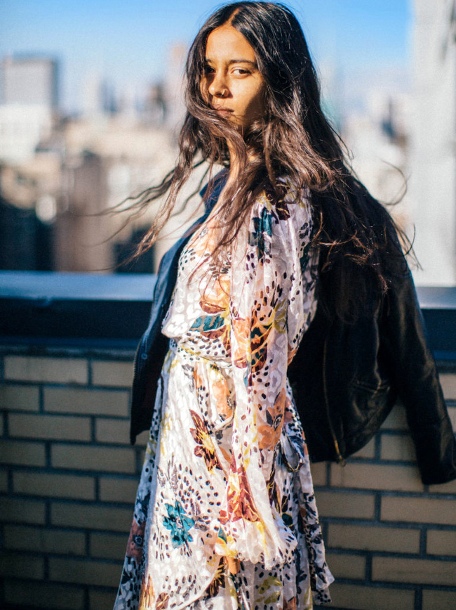 Longue robe en mousseline imprim�e + blouson en cuir = le bon mix