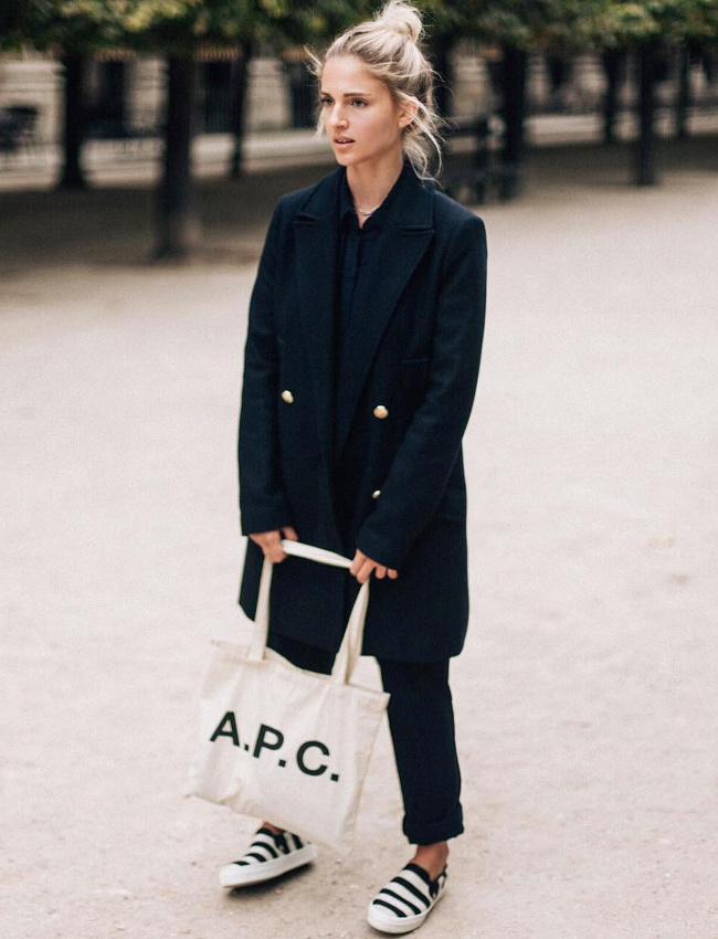 Chignon haut blond + caban bleu marine = le bon mix