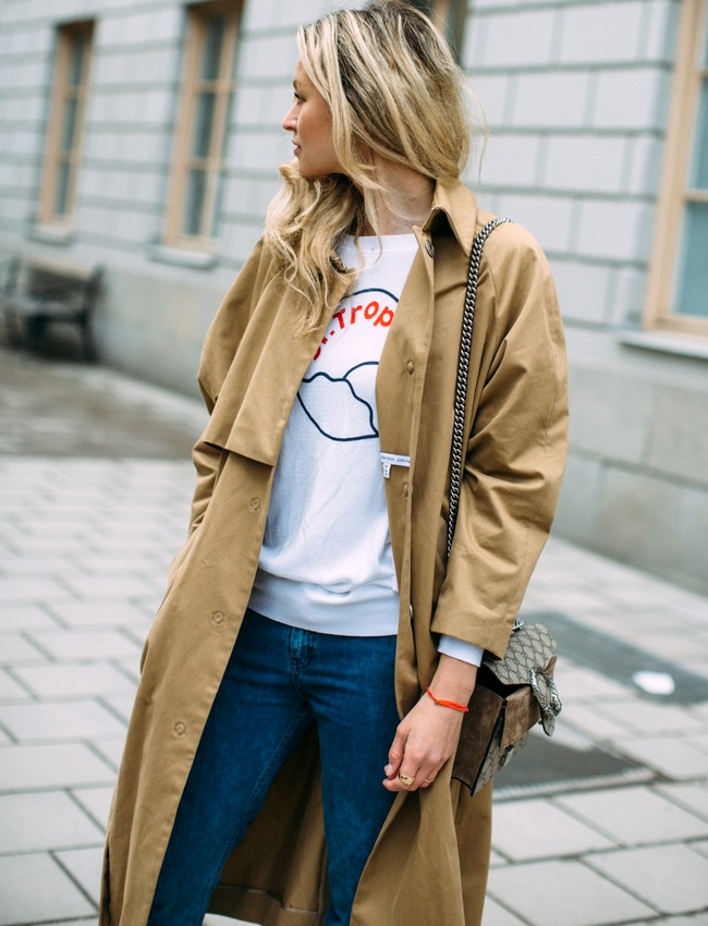 Cette saison, le trench se porte l�g�rement ample et accompagn� d'un sweat � logo