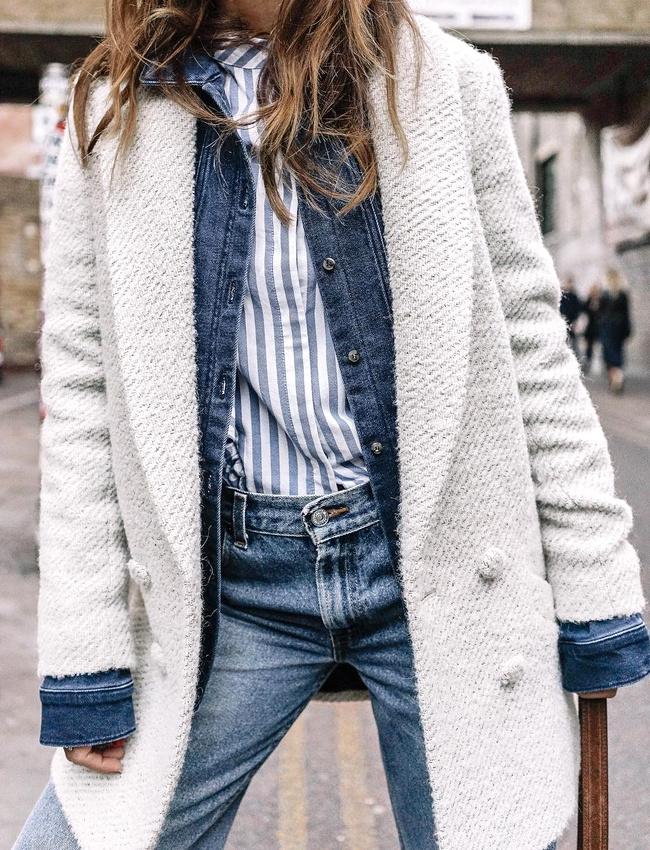 Manteau blanc + veste en jean brut + chemise ray�e = le bon mix