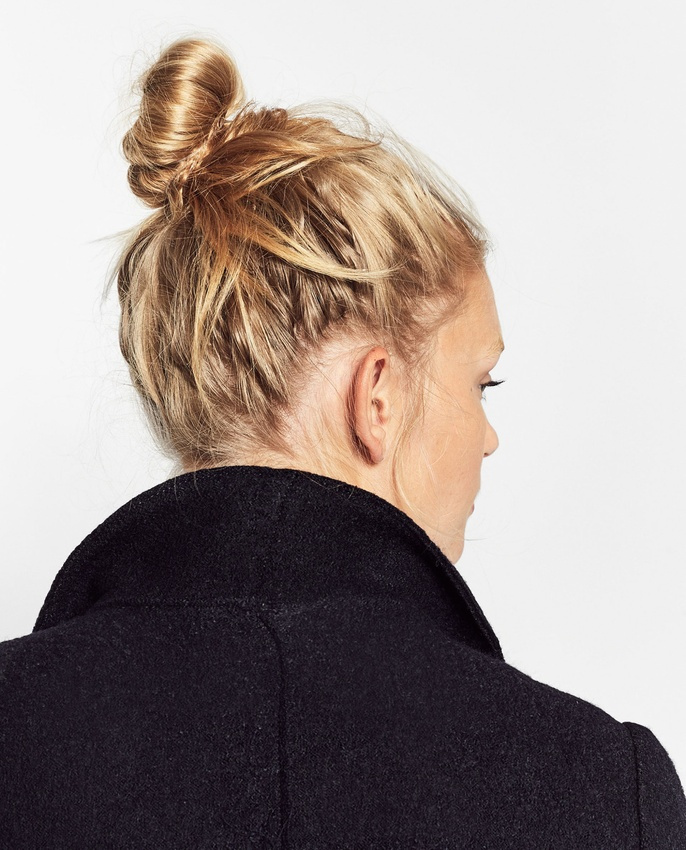 Col de caban relev� + chignon haut sur cheveux blonds = le bon mix