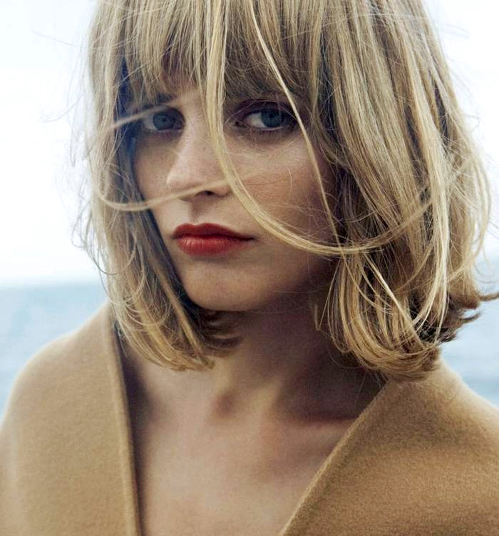 Carr� d�coiff� + trait de rouge � l�vres = le bon mix