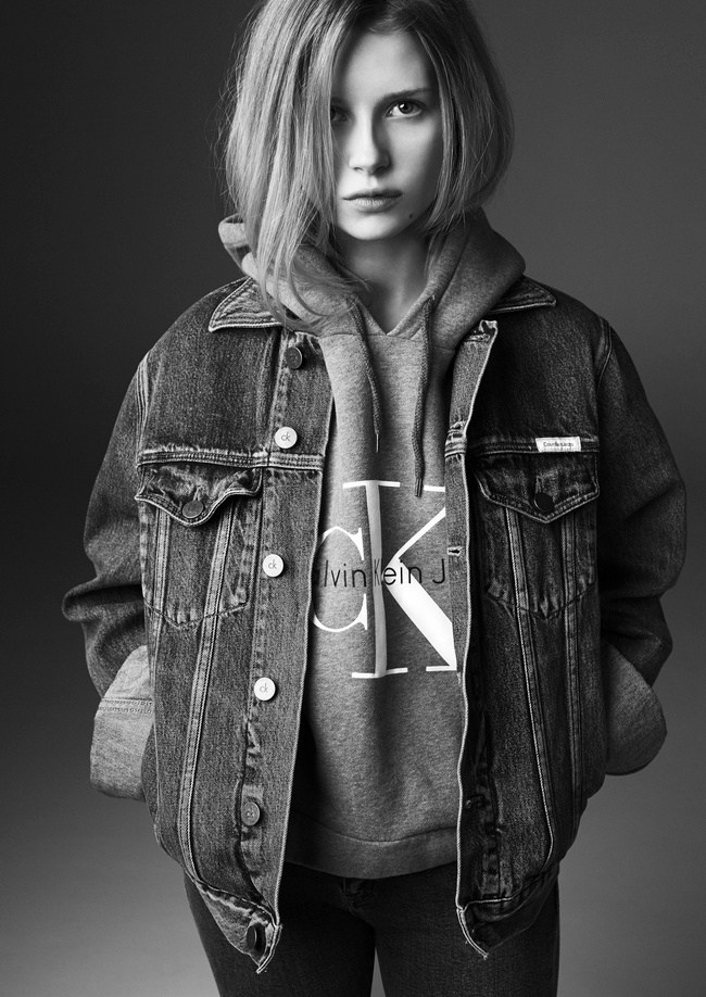 Veste en jean XL + sweat � capuche = le bon mix