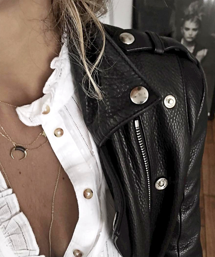 Oui � la confrontation entre blouse romantique et cuir de biker !