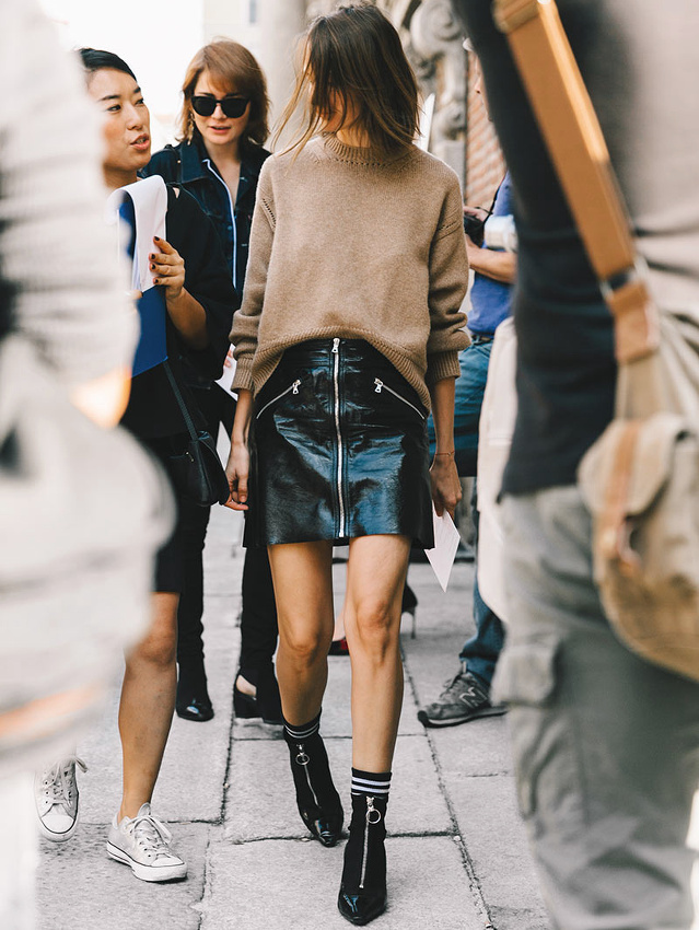 Jupe trap�ze vinyle carbone + pull loose camel = le bon mix