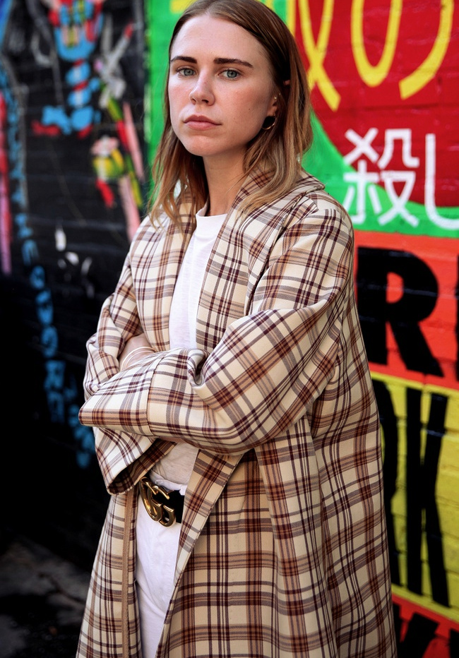 Envie d'un ample manteau � carreaux pour r�chauffer un total look blanc !