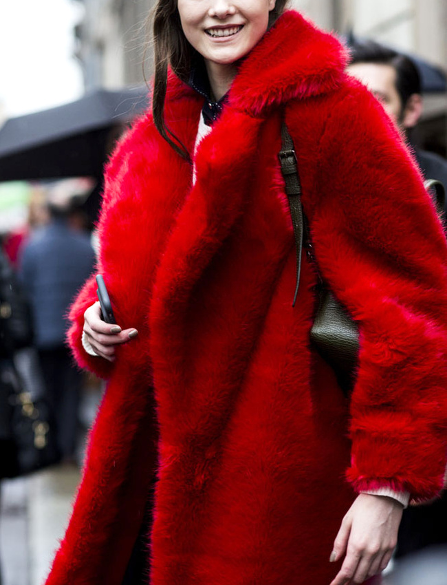 Rien de tel qu'une opulente fausse fourrure rouge cerise pour booster les petits matins d'automne
