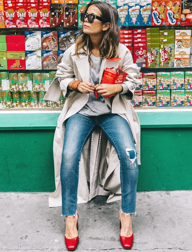 Rien de tel qu'une paire d'escarpins rouges pour twister le duo slim/trench !